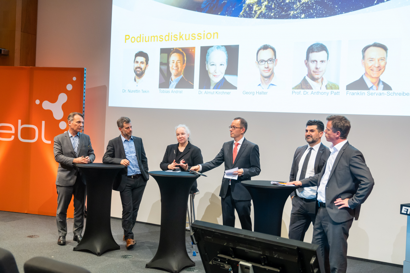 Medienbilder, Im Podium werden die brennendsten Fragen des Abends diskutiert © Copyright | Digitale Medienmappe «EBL Energie- und Klimagipfel 2022: Neue Perspektiven für Investitionen in nachhaltige Energiesysteme», EBL (Genossenschaft Elektra Baselland)