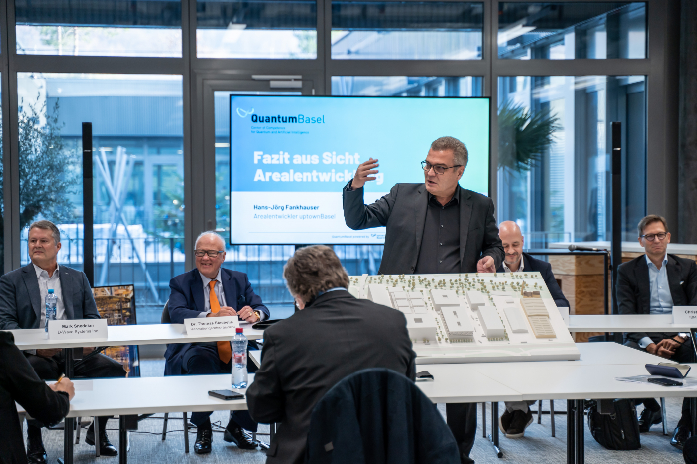 Bilder der Medienkonferenz, Hans-Jörg Fankhauser, Arealentwickler uptownBasel, zeigt seine Vision für uptownBasel. © Copyright uptownBasel| Digitale Medienmappe «uptownBasel eröffnet ersten kommerziell nutzbaren Quanten Computer Hub in der Schweiz», uptownBasel Infinity