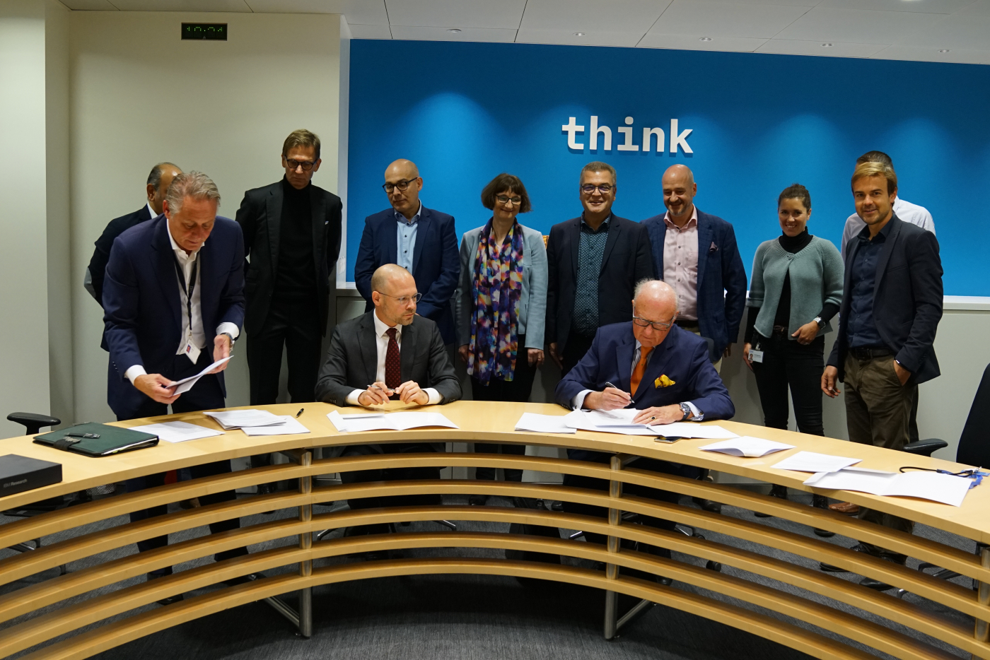 Fotos zu dieser Medienmappe, Dr. Thomas Staehelin unterzeichnet am 29. September 2022 den Zusammenarbeitsvertrag mit IBM New York im Forschungszentrum von IBM in Rüschlikon. QuantumBasel wird damit zum schweizweit ersten kommerziell nutzbaren Quanten Computer Hub. © Copyright IBM| Digitale Medienmappe «uptownBasel eröffnet ersten kommerziell nutzbaren Quanten Computer Hub in der Schweiz», uptownBasel Infinity