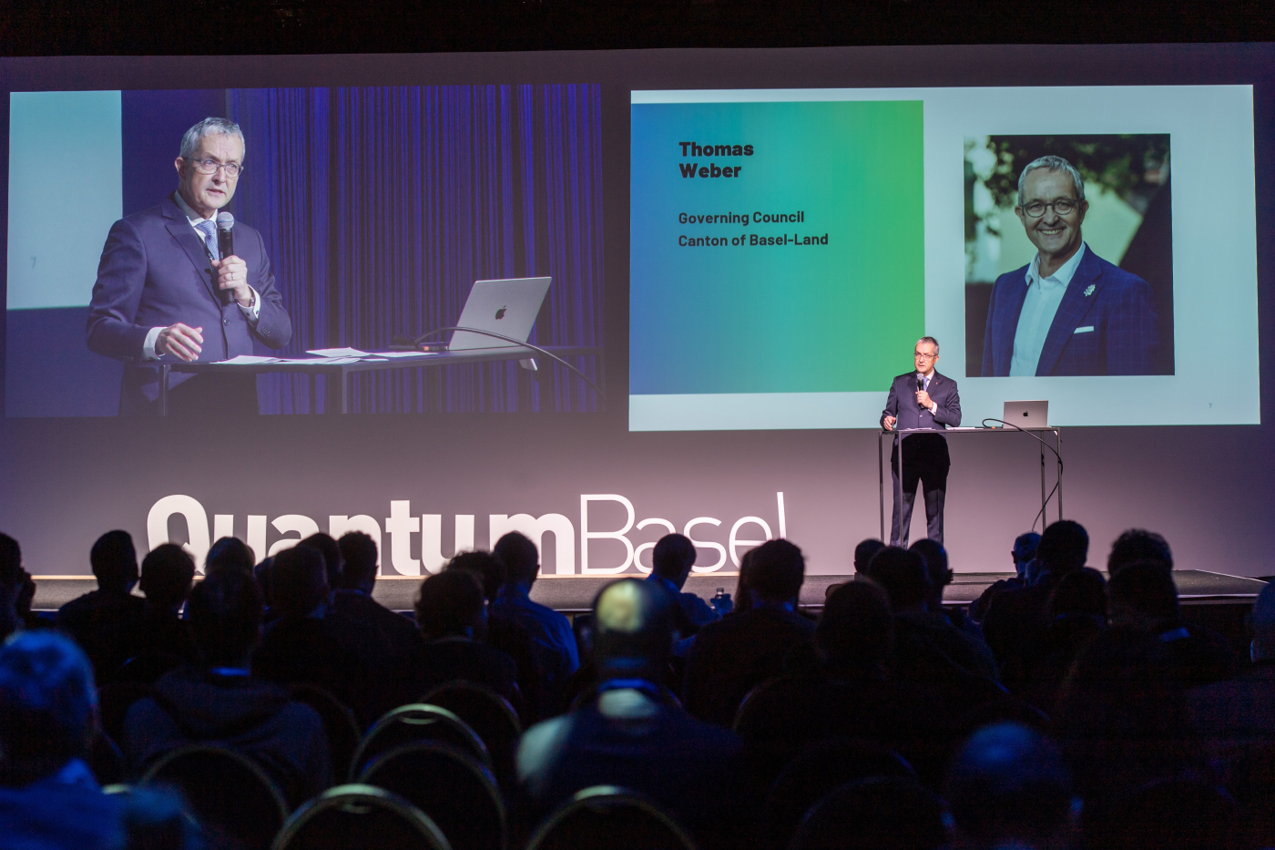 Bilder des US-Switzerland Quantum Symposium, Regierungsrat Thomas Weber begrüsst das interessierte Publikum. © Copyright | Digitale Medienmappe «Erfolgreiches US-Schweizer Quantum Symposium: Ausweitung der Kooperation auf sieben Länder geplant», uptownBasel Infinity