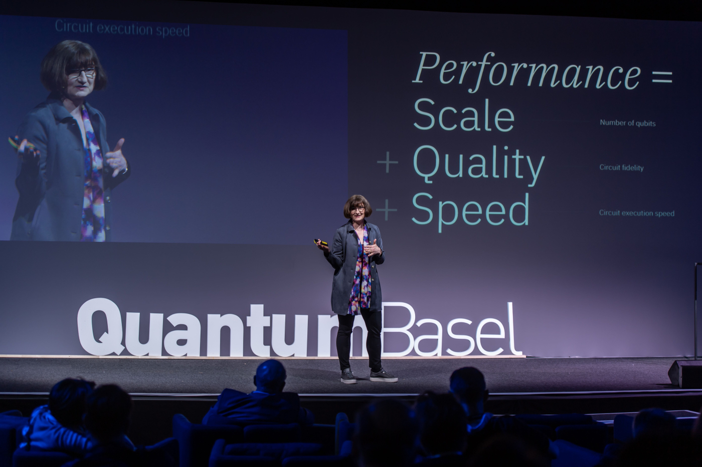 Bilder des US-Switzerland Quantum Symposium, Heike Riel, Lead of IBM Research Quantum Europe, stellt die neusten Anwendungsfälle von IBM vor. © Copyright | Digitale Medienmappe «Erfolgreiches US-Schweizer Quantum Symposium: Ausweitung der Kooperation auf sieben Länder geplant», uptownBasel Infinity