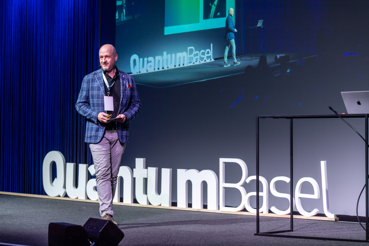 Bilder des US-Switzerland Quantum Symposium, Damir Bogdan, CEO von uptownBasel Infinity, begrüsst als Local Host die rund 300 Gäste zum ersten US-Switzerland Quantum Symposium. © Copyright | Digitale Medienmappe «Erfolgreiches US-Schweizer Quantum Symposium: Ausweitung der Kooperation auf sieben Länder geplant», uptownBasel Infinity
