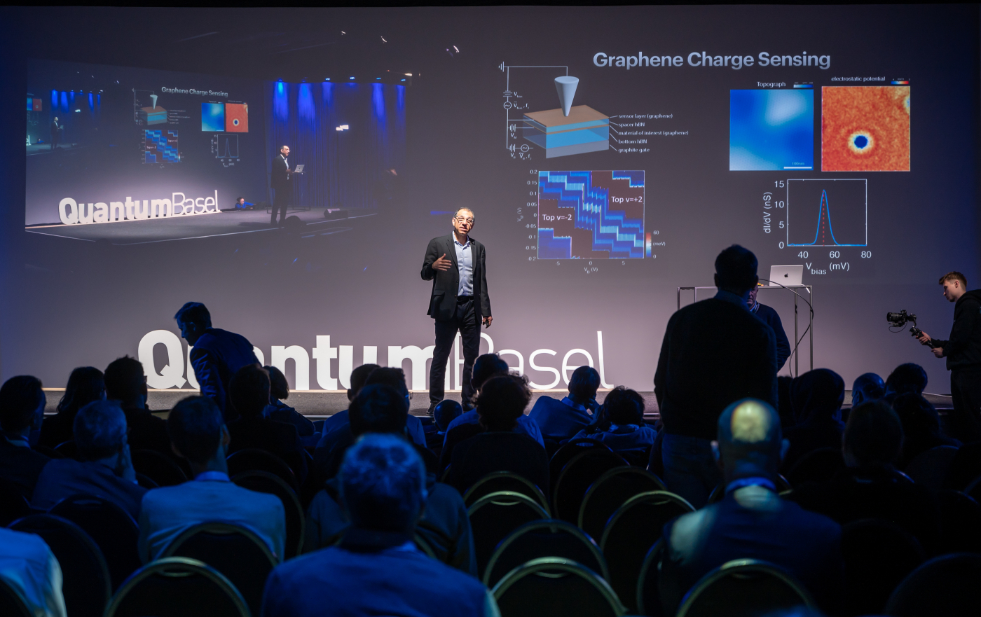 Bilder des US-Switzerland Quantum Symposium, «QuantumBasel» brachte am ersten US-Schweizer Quantum Symposium führende Expert:innen auf dem Gebiet der Quantentechnologie zusammen. © Copyright | Digitale Medienmappe «Erfolgreiches US-Schweizer Quantum Symposium: Ausweitung der Kooperation auf sieben Länder geplant», uptownBasel Infinity