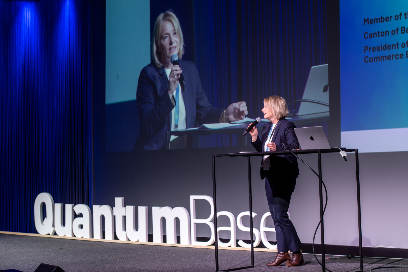 Bilder des US-Switzerland Quantum Symposium, Nationalrätin Elisabeth Schneider-Schneiter unterstreicht die Bedeutung der Quantentechnologie für den Wirtschaftsstandort Schweiz. © Copyright | Digitale Medienmappe «Erfolgreiches US-Schweizer Quantum Symposium: Ausweitung der Kooperation auf sieben Länder geplant», uptownBasel Infinity