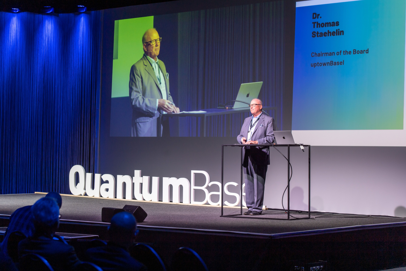 Bilder des US-Switzerland Quantum Symposium, Dr. Thomas Staehelin, Verwaltungsratspräsident uptownBasel, sprach über die Bedeutung des US-Switzerland Quantum Symposium aus Sicht der Industrie. © Copyright | Digitale Medienmappe «Erfolgreiches US-Schweizer Quantum Symposium: Ausweitung der Kooperation auf sieben Länder geplant», uptownBasel Infinity