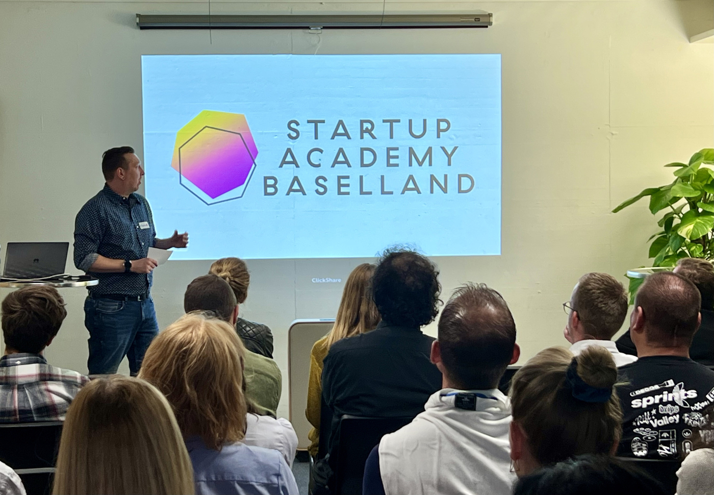 Bilder zu dieser Medienmappe, Moritz Kistenmacher, Geschäftsführer der Startup Academy Baselland, verkündet am Netzwerkanlass den neuen Namen: 