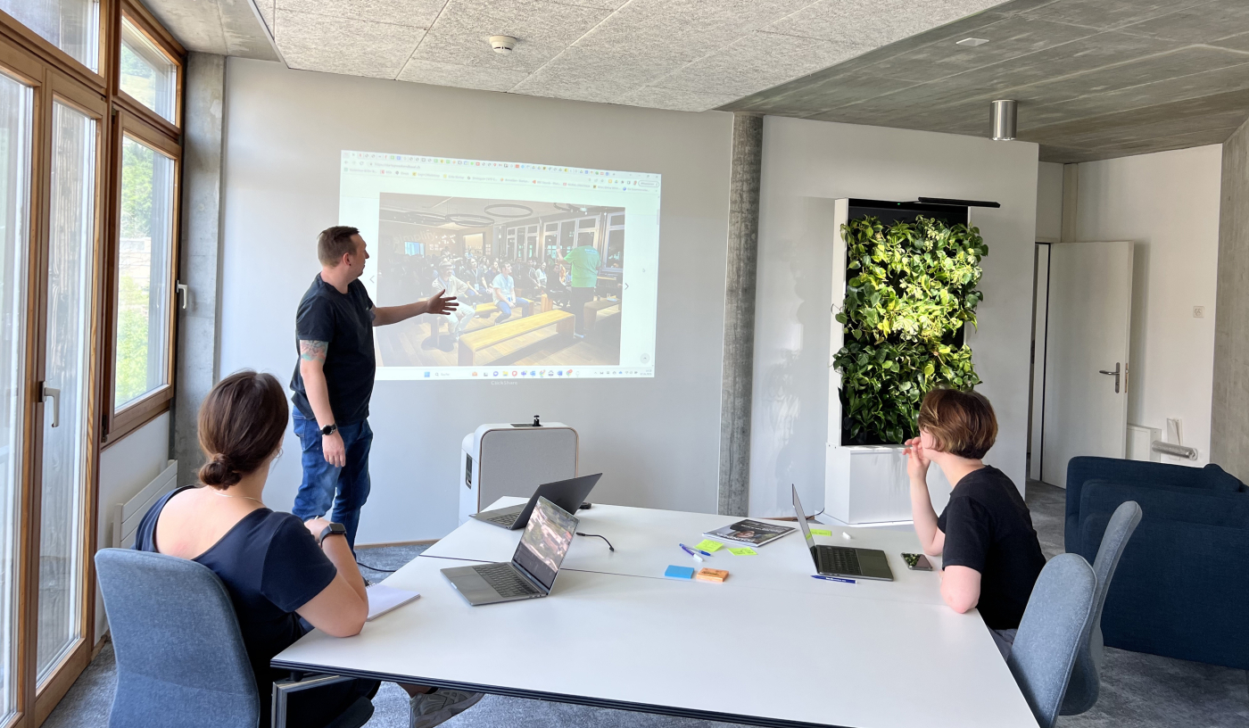 Bilder zu dieser Medienmappe, Digital Innovators nutzen den Living Showroom Co-Working um ihre Geschäftsaustattung auszustellen. Mieter:innen profitieren entsprechend von einer modernen Einrichtung. © Copyright | Digitale Medienmappe «Startup Academy Liestal heisst neu Startup Academy Baselland – neuer Living Showroom Co-Working im Tenum in Liestal», Startup Academy Baselland