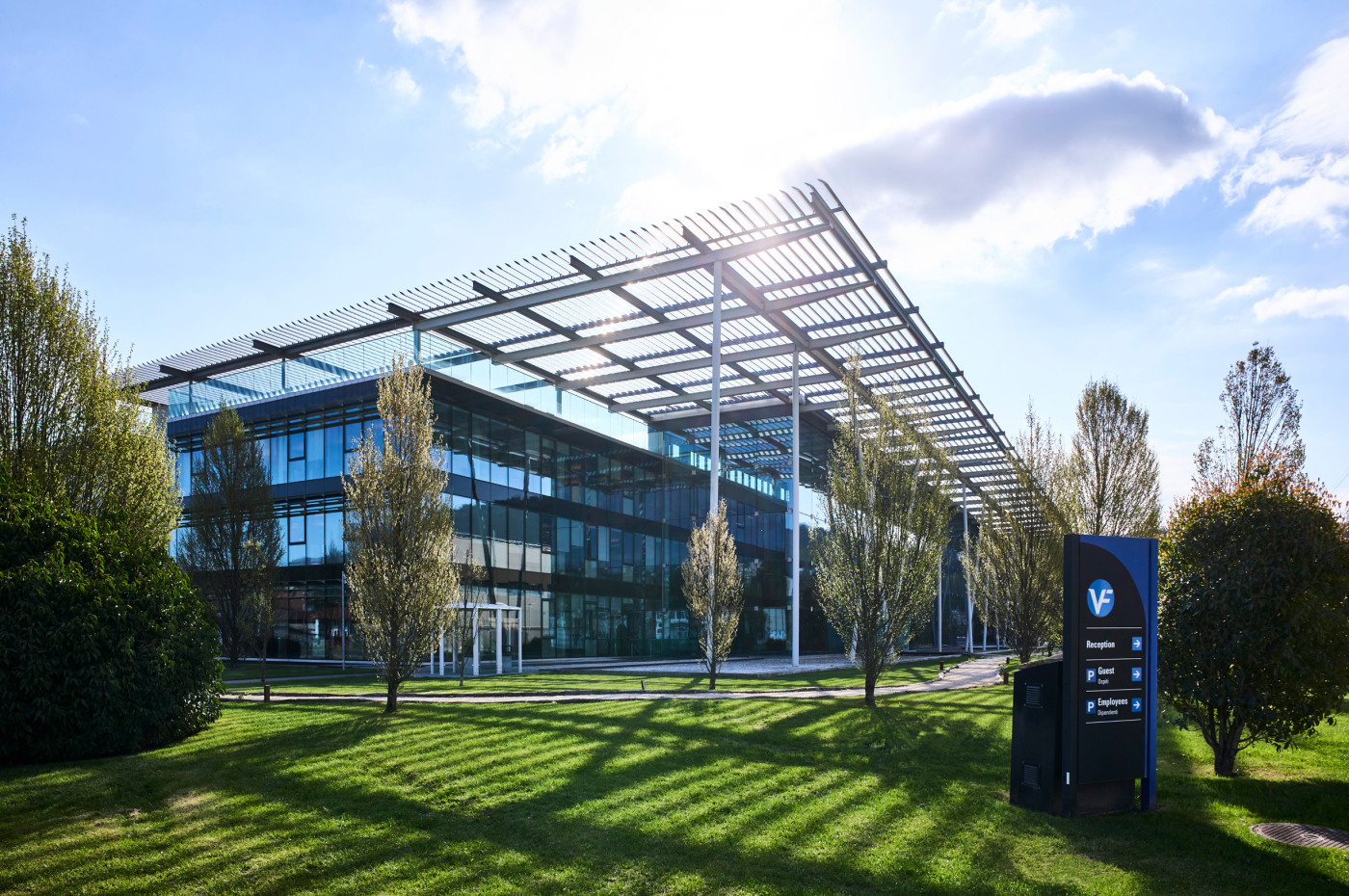 Projets de référence, VF Corporation (2022) : Ce bâtiment conçu de manière écologique était un immeuble parfaitement adapté au Swiss Prime Site Solutions Investment Fond Commercial. © Copyright SPSS| Digitale Medienmappe «Swiss Prime Site Solutions crée des logements», Swiss Prime Site Solutions