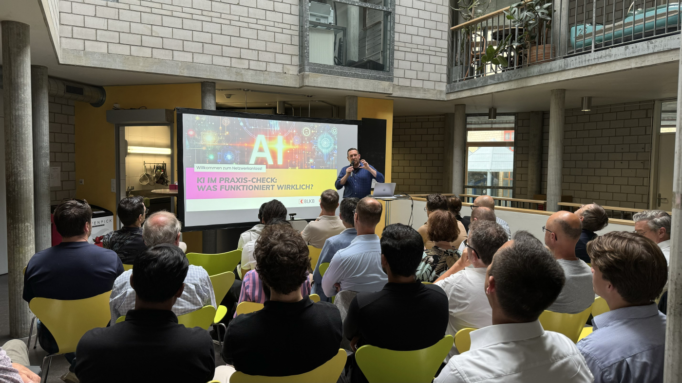 Bilder vom Netzwerkanlass, Begrüssung der Gäste von Moritz Kistenmacher, Geschäftsführer Startup Academy Baselland & Zürich © Copyright | Digitale Medienmappe «KI Praxis-Check: Startup Academy Baselland lädt zum Netzwerkanlass ein», Startup Academy Baselland