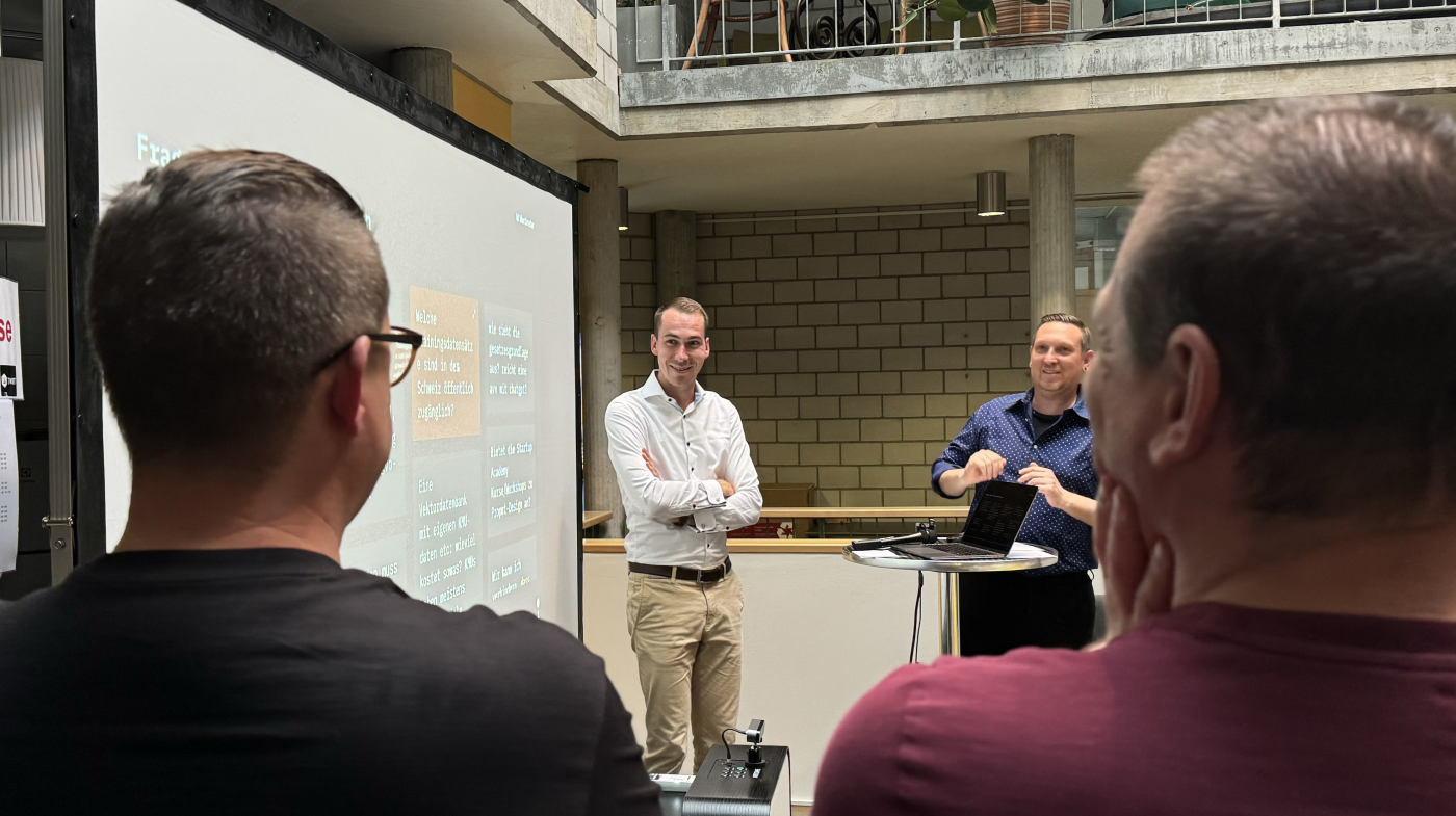 Bilder vom Netzwerkanlass, Gemeinsam wurden die Fragen aus dem Publikum aufgenommen und verortet. © Copyright | Digitale Medienmappe «KI Praxis-Check: Startup Academy Baselland lädt zum Netzwerkanlass ein», Startup Academy Baselland