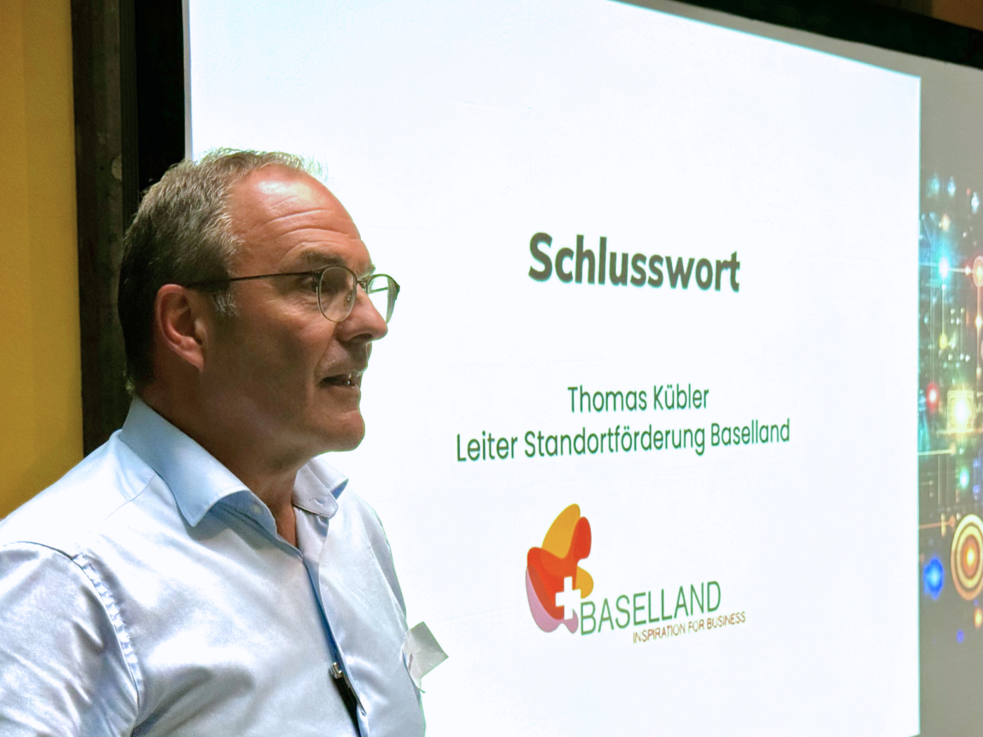 Bilder vom Netzwerkanlass, Schlusswort von Thomas Kübler, Leiter der Standortförderung Baselland © Copyright | Digitale Medienmappe «KI Praxis-Check: Startup Academy Baselland lädt zum Netzwerkanlass ein», Startup Academy Baselland