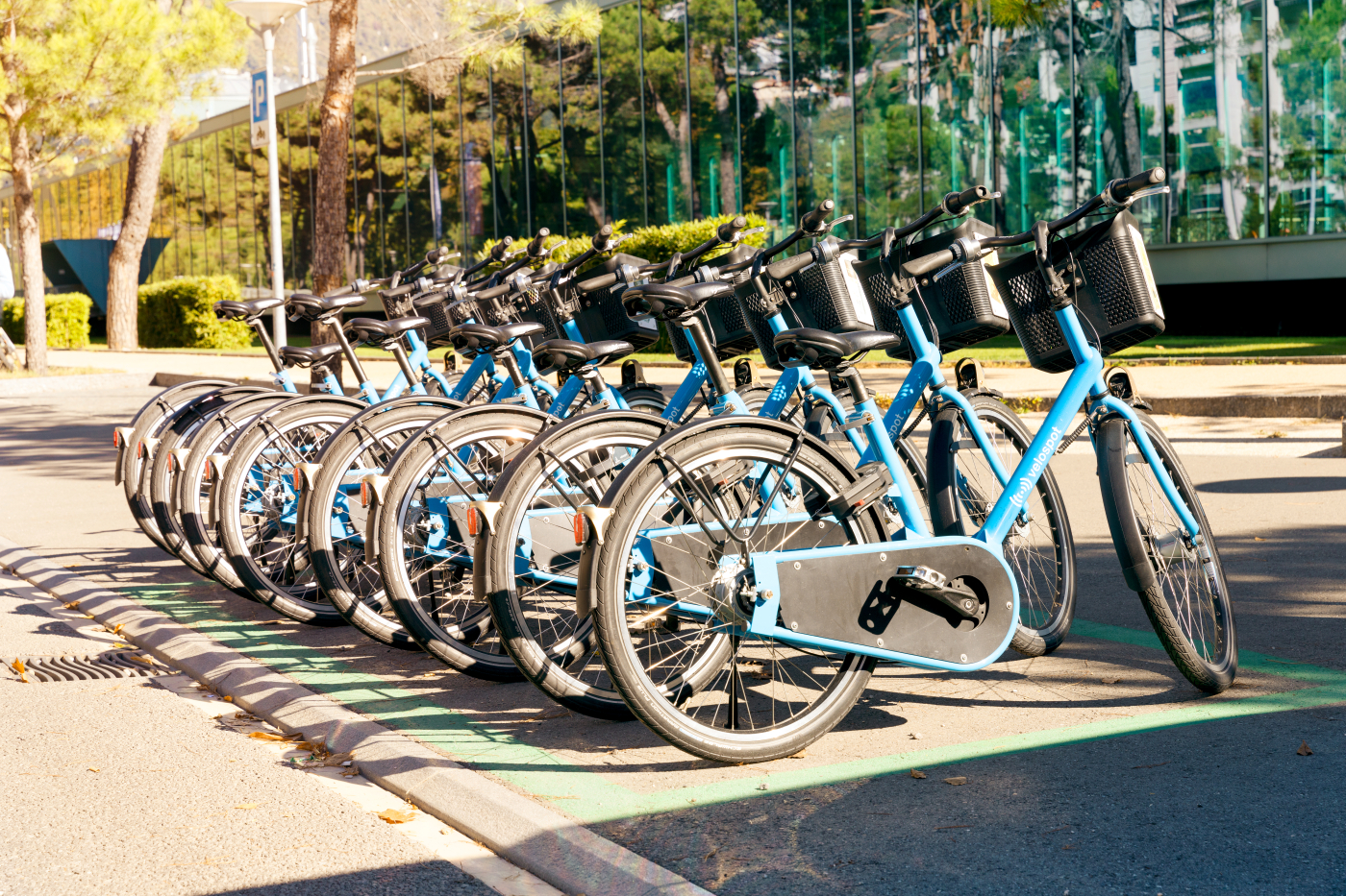 Immagini per i media, La mobilità sostenibile - dal trasporto pubblico alle biciclette self-service - gioca un ruolo decisivo nel raggiungimento dell'obiettivo Zero Netto. © Copyright | Digitale Medienmappe «Nuovo orientamento di Città dell’energia: focus sull’obiettivo Zero Netto», Trägerverein Energiestadt