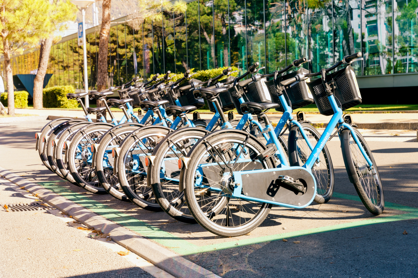 Images médias, La mobilité durable - des transports publics aux vélos en libre-service - joue un rôle décisif dans la réalisation de l'objectif Zéro Net. © Copyright | Digitale Medienmappe «Nouvelle orientation de Cité de l’énergie: Objectif Zéro Net», Trägerverein Energiestadt