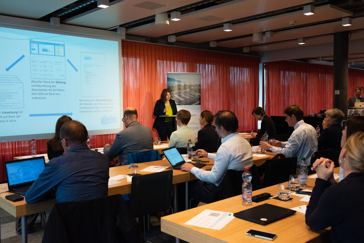 Immagini per i media, Maren Kornmann presenta il nuovo orientamento strategico verso lo Zero Netto. © Copyright | Digitale Medienmappe «Nuovo orientamento di Città dell’energia: focus sull’obiettivo Zero Netto», Trägerverein Energiestadt