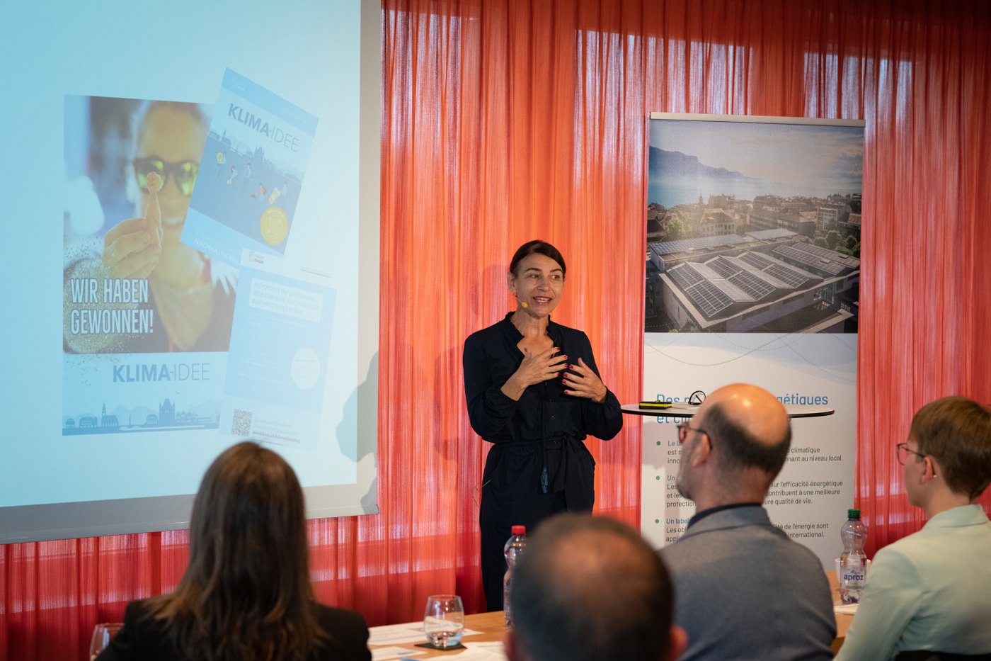 Medienbilder, Andrea de Meuron präsentiert Best Practice Beispiele zu Netto-Null aus Thun. © Copyright | Digitale Medienmappe «Neuausrichtung von Energiestadt: Fokus auf Netto-Null-Ziel», Trägerverein Energiestadt