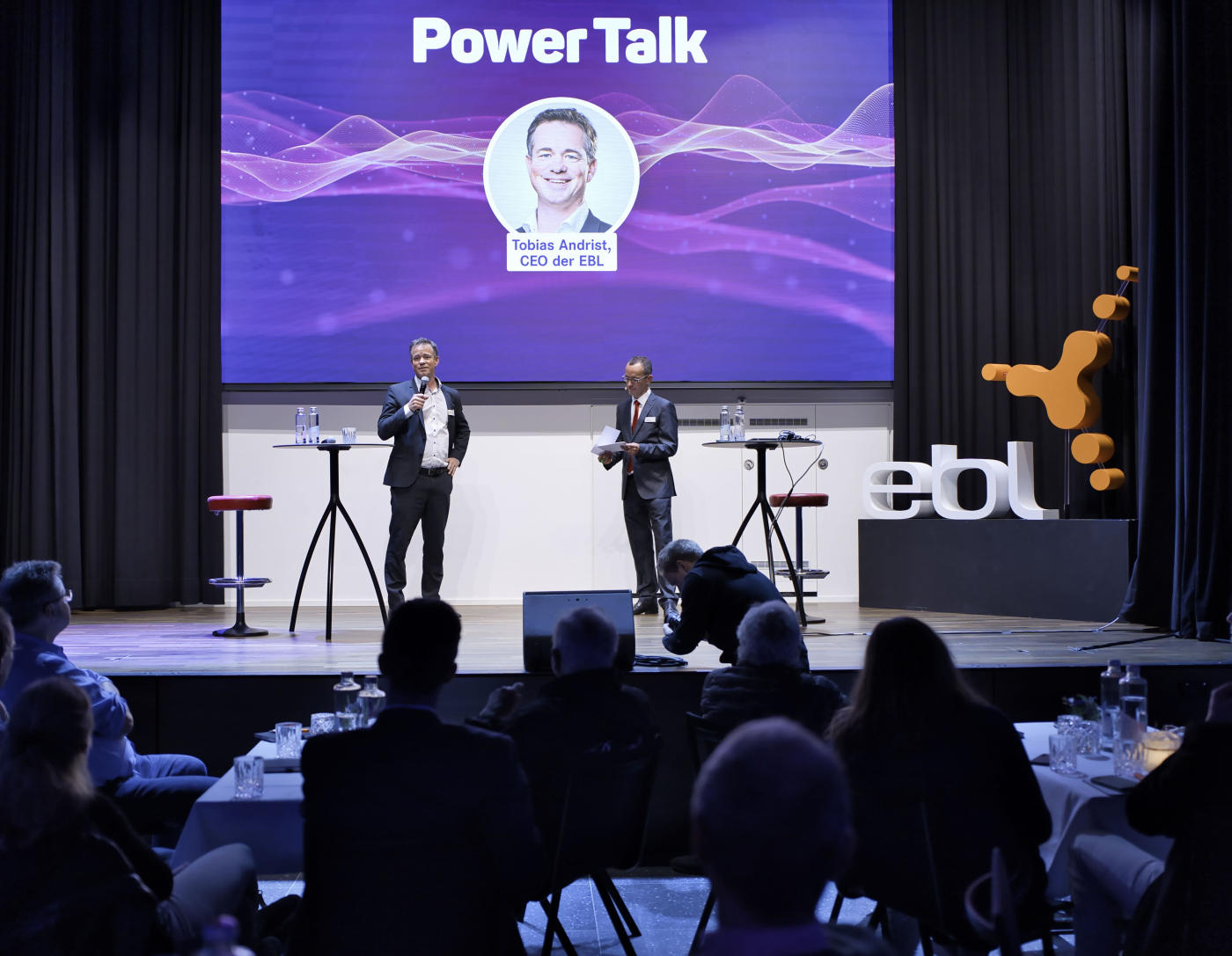 Medienbilder, Tobias Andrist, CEO EBL, begrüsst am ersten Power Talk vom 10.09.2024 die Gäste im Elefantehuus. © Copyright | Digitale Medienmappe «Erfolgreicher Power Talk zu Smart Meter – EBL ermöglicht transparente Diskussion», EBL (Genossenschaft Elektra Baselland)