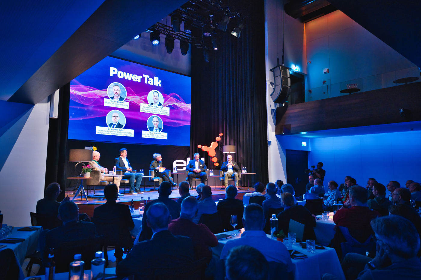 Medienbilder, Power Talk zum Thema Smart Meter & Datensicherheit: Rund 100 Personen sind der Einladung der EBL gefolgt und haben sich mit ihren Fragen an den Experten-Roundtable gewandt. © Copyright EBL| Digitale Medienmappe «Erfolgreicher Power Talk zu Smart Meter – EBL ermöglicht transparente Diskussion», EBL (Genossenschaft Elektra Baselland)