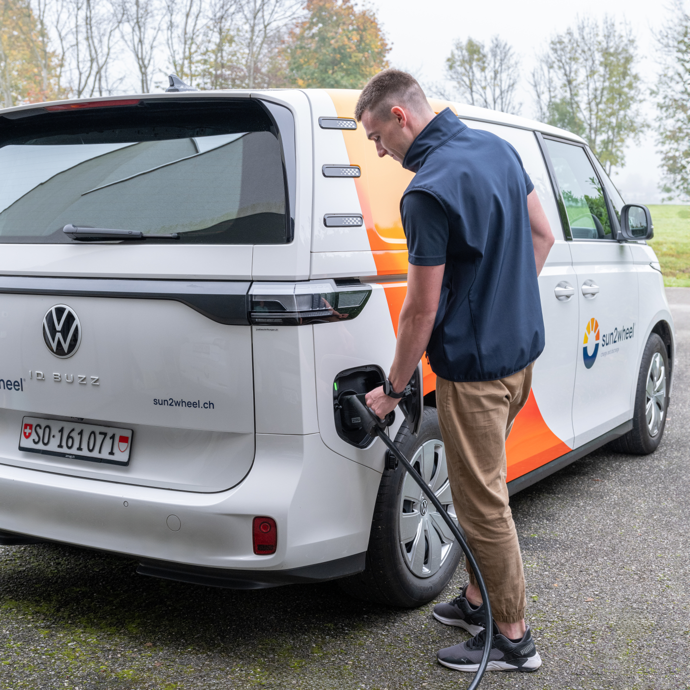 Medienbilder, Der VW ID Buzz kann nun nicht nur Strom laden, sondern auch Energie speichern und zurück ins Netz liefern. sun2wheel liefert die Technologie dazu. © Copyright sun2wheel| Digitale Medienmappe «Elektroautos als Stromspeicher nutzen – das nächste Kapitel beginnt», sun2wheel AG