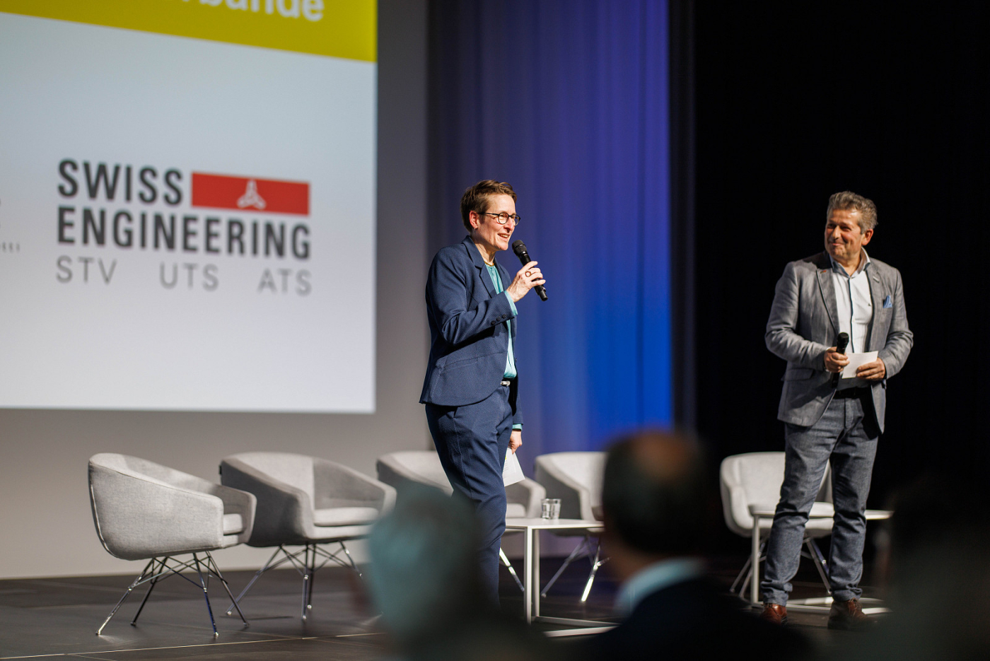 Medienbilder, Engineers' Day Netzwerkanlass vom 06.02.25: Salome Hug, Vorstand SIA, und Giovanni Crupi, Präsident Swiss Engineering, begrüssten im Namen der Trägerverbände das Publikum und zeigten gemeinsam die Relevanz des Ingenieurberufs in der Lebensmittelproduktion auf.  © Copyright Nicolas Zonvi| Digitale Medienmappe «Engineers’ Day 2025: Ingenieur:innen für eine nachhaltige Zukunft der Schweiz», Engineers' Day