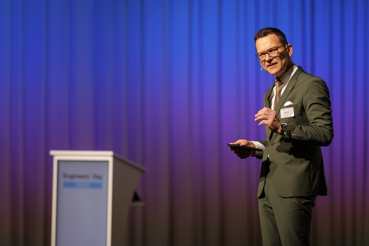 Medienbilder, Thomi Jourdan, Regierungsrat Baselland und Vorsteher der Volkswirtschafts- und Gesundheitsdirektion, sprach in seinem Grusswort von der Verpflichtung, die Talente und Kompetenzen in der Schweiz einzusetzen und zu fördern. © Copyright Nicolas Zonvi| Digitale Medienmappe «Engineers’ Day 2025: Ingenieur:innen für eine nachhaltige Zukunft der Schweiz», Engineers' Day