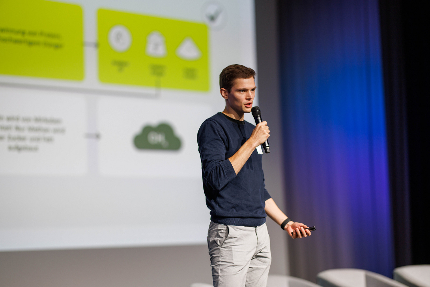 Medienbilder, Patrick Bertschi, Co-Founder von SmartBreed, zeigte auf, wie das Startup Insekten nutzt, um nährstoffreiche Restströme aus der Lebensmittelindustrie in wertvolle Proteine und Dünger umzuwandeln. © Copyright Nicolas Zonvi| Digitale Medienmappe «Engineers’ Day 2025: Ingenieur:innen für eine nachhaltige Zukunft der Schweiz», Engineers' Day