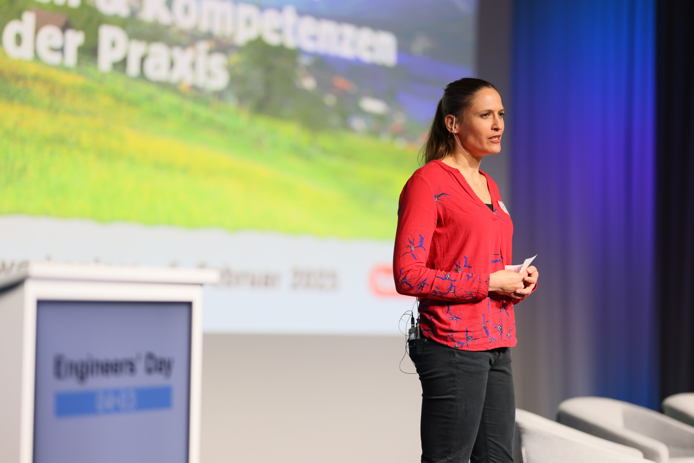 Medienbilder, Stephanie Schwander, Leiterin Innovation & Entwicklung bei bio-familia, zeigte konkrete Ansätze einer nachhaltigen Lebensmittelproduktion in der Praxis. © Copyright Nicolas Zonvi| Digitale Medienmappe «Engineers’ Day 2025: Ingenieur:innen für eine nachhaltige Zukunft der Schweiz», Engineers' Day