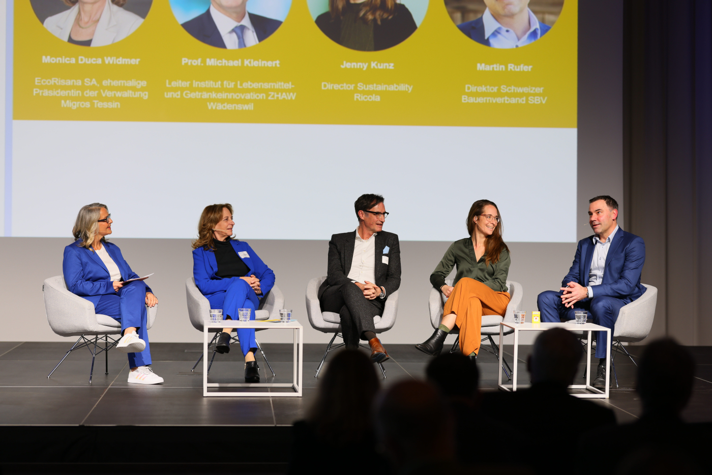 Medienbilder, Am Engineers' Day Netzwerkanlass diskutierten Vertreter:innen aus Politik, Wirtschaft und Forschung. Auf dem Podium:  Moderatorin Sonja Hasler, Monica Duca Widmer, EcoRisana SA, Michael Kleinert, ZHAW, Jenny Kunz, Ricola, Martin Rufer, Schweizerischer Bauernverband (v.l.n.r.)  © Copyright Nicolas Zonvi| Digitale Medienmappe «Engineers’ Day 2025: Ingenieur:innen für eine nachhaltige Zukunft der Schweiz», Engineers' Day