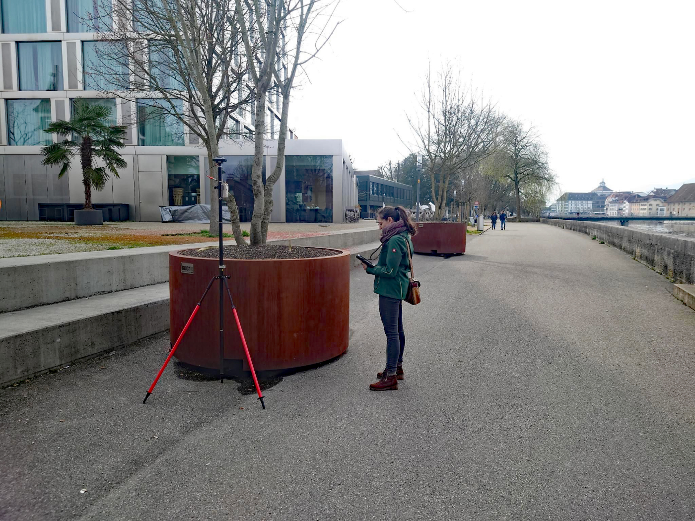 Technische Bilder, Eine Mitarbeiterin der BFH bei der Erstellung eines 3D-Modells: LiDAR (Light Detection and Ranging) erstellt mithilfe von Laserimpulsen hochpräzise 3D-Modelle der Umgebung. © Copyright Bauer Baumschulen| Digitale Medienmappe «Mobile Begrünungen schützen Städte vor Überhitzung – Schweizer Innovation zum Patent angemeldet», Bauer Baumschulen