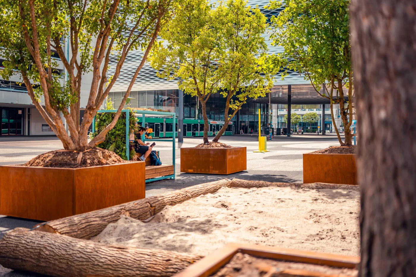 Aktuelle Projektbeispiele von Mobile Green, Am Messeplatz Basel wurde bereits erste Messungen zur Kühlleistung in Zusammenarbeit mit der BFH durchgeführt. Dank des mobilen Systems kann der Platz zwischen Messen und Grossveranstaltungen genutzt werden. © Copyright Bauer Baumschulen| Digitale Medienmappe «Mobile Begrünungen schützen Städte vor Überhitzung – Schweizer Innovation zum Patent angemeldet», Bauer Baumschulen