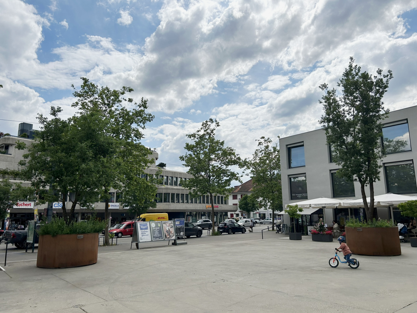 Aktuelle Projektbeispiele von Mobile Green, Die Gemeinde Reinach hat bisher positives Feedback der Anwohnerinnen und Anwohner erhalten und behält die smarten Pflanztröge langfristig im Einsatz. © Copyright Bauer Baumschulen| Digitale Medienmappe «Mobile Begrünungen schützen Städte vor Überhitzung – Schweizer Innovation zum Patent angemeldet», Bauer Baumschulen