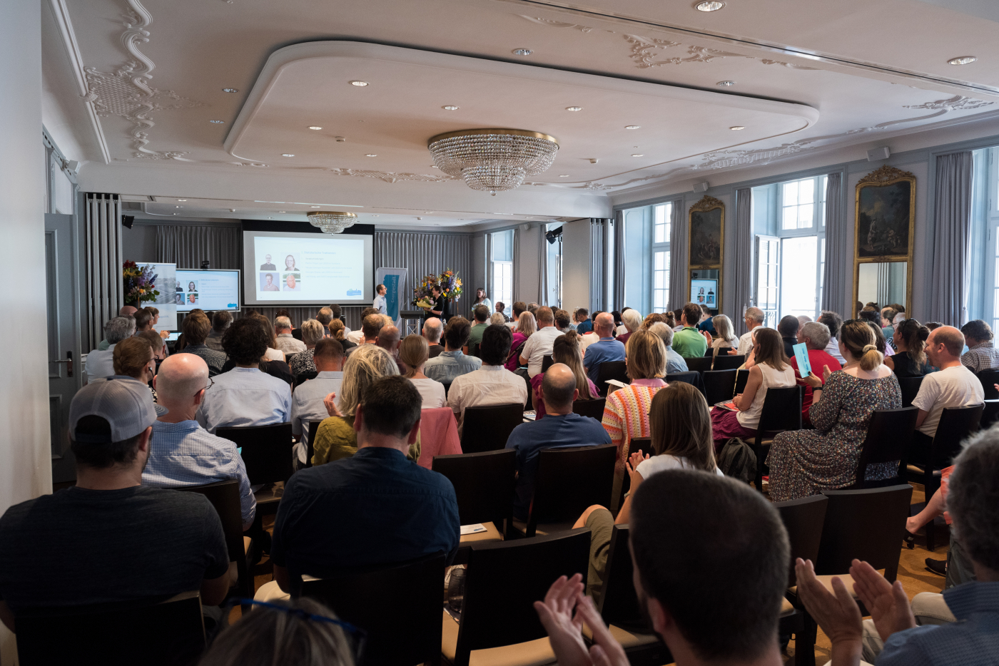 Images médias, Représentants de la Confédération, des cantons et des communes à l’assemblée générale de l’Association Cité de l’énergie. © Copyright Trägerverein Energiestadt| Digitale Medienmappe «Zéro net d’ici 2050 : les Cités de l’énergie exigent et encouragent une action ciblée à tous les niveaux», Trägerverein Energiestadt