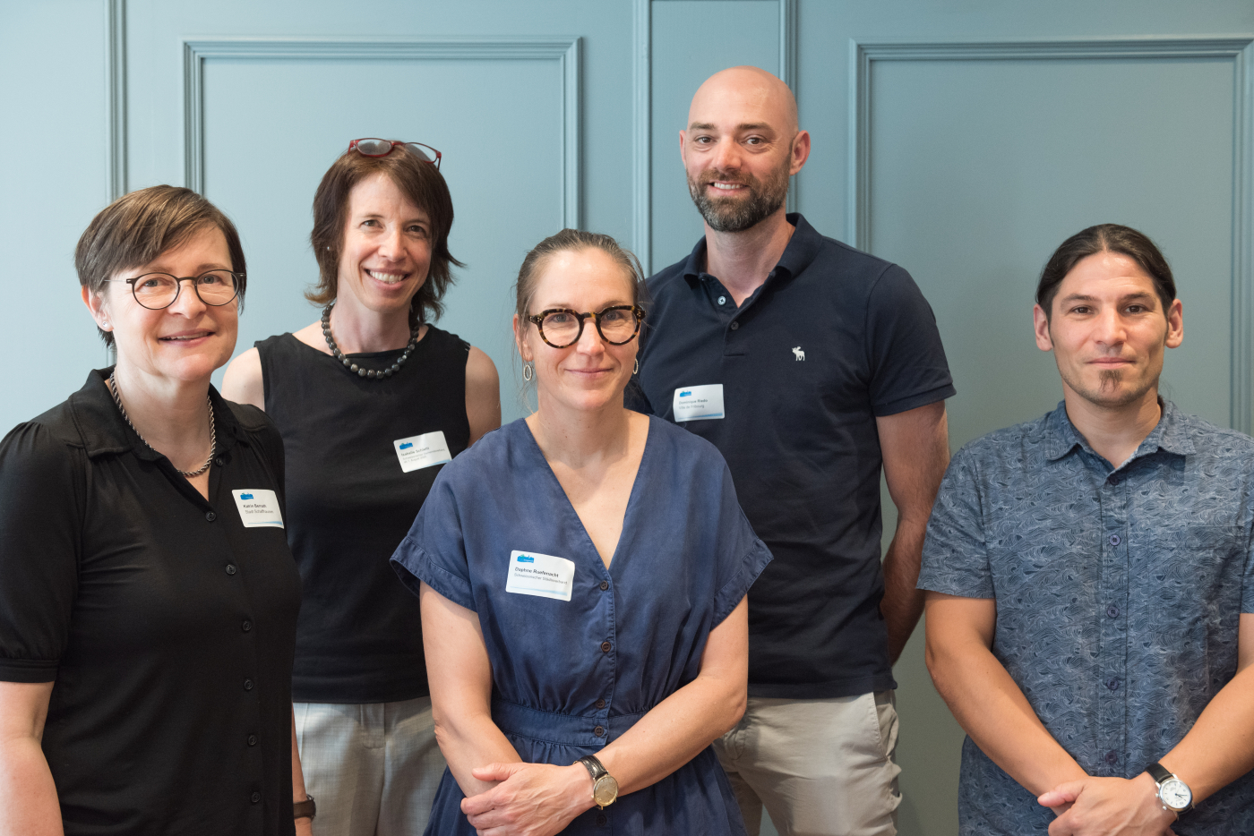 Medienbilder, Neu gewählte Vorstandsmitglieder mit der Vereinspräsidentin: Katrin Bernath (Vereinspräsidentin bisher), Isabelle Schletti, Daphné Rüfenacht, Dominique Riedo, Pascal Molliat.  © Copyright Trägerverein Energiestadt| Digitale Medienmappe «Netto-Null bis 2050: Energiestadt fordert und fördert zielgerichtetes Handeln auf allen Ebenen», Trägerverein Energiestadt