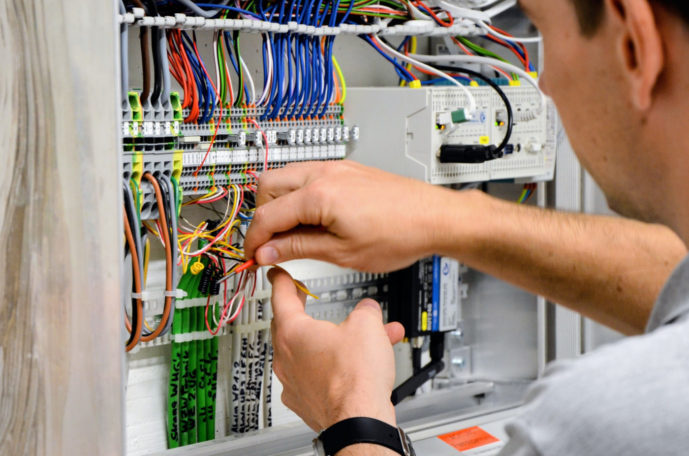 Durchdachte Schaltungen für zuverlässige Steuer- und Messsysteme. © Copyright | Digitale Medienmappe «In 25 Jahren vom Nischenthema zur Schlüsseltechnologie der Energiewende», ennovatis Schweiz AG