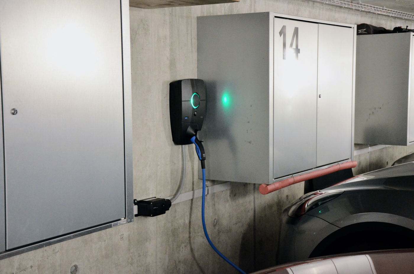 Ladepunkt für Elektrofahrzeuge im Zusammenspiel mit dem Energiemanagement-System. © Copyright | Digitale Medienmappe «In 25 Jahren vom Nischenthema zur Schlüsseltechnologie der Energiewende», ennovatis Schweiz AG