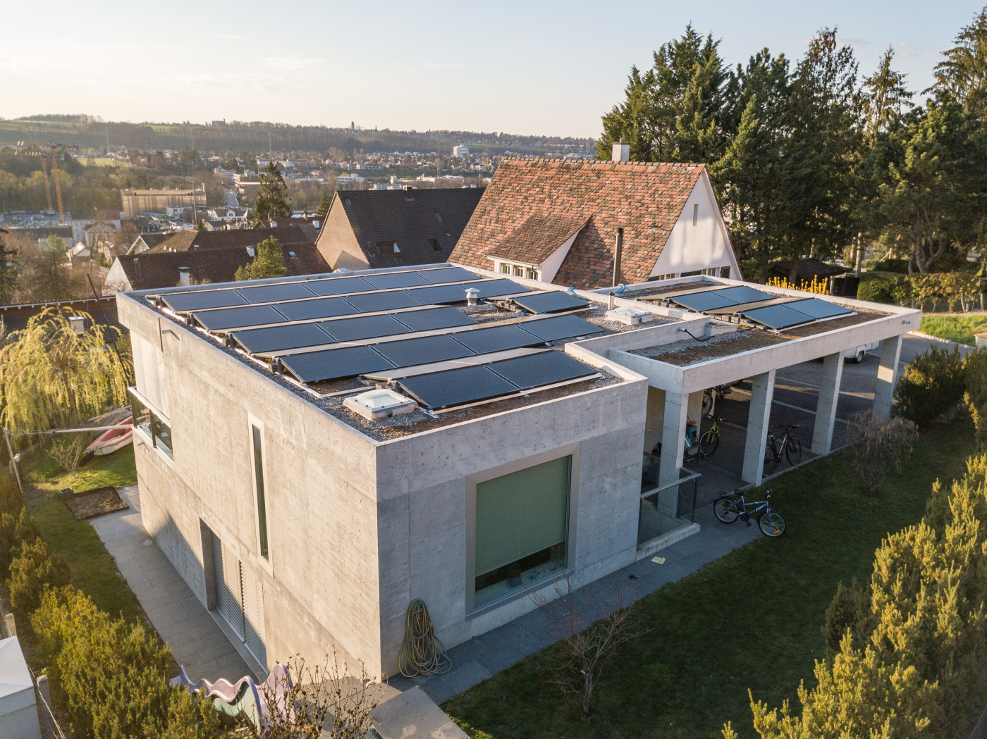 Auch mittelgrosse und dezentrale PV-Anlagen können über die sun2wheel-Plattform in ein virtuelles Kraftwerk eingebunden und wirtschaftlich vermarktet werden. © Copyright | Digitale Medienmappe «Vom Verlust zur Einnahmequelle: PV-Drosselung wird zum lukrativen Geschäftsmodell», sun2wheel AG