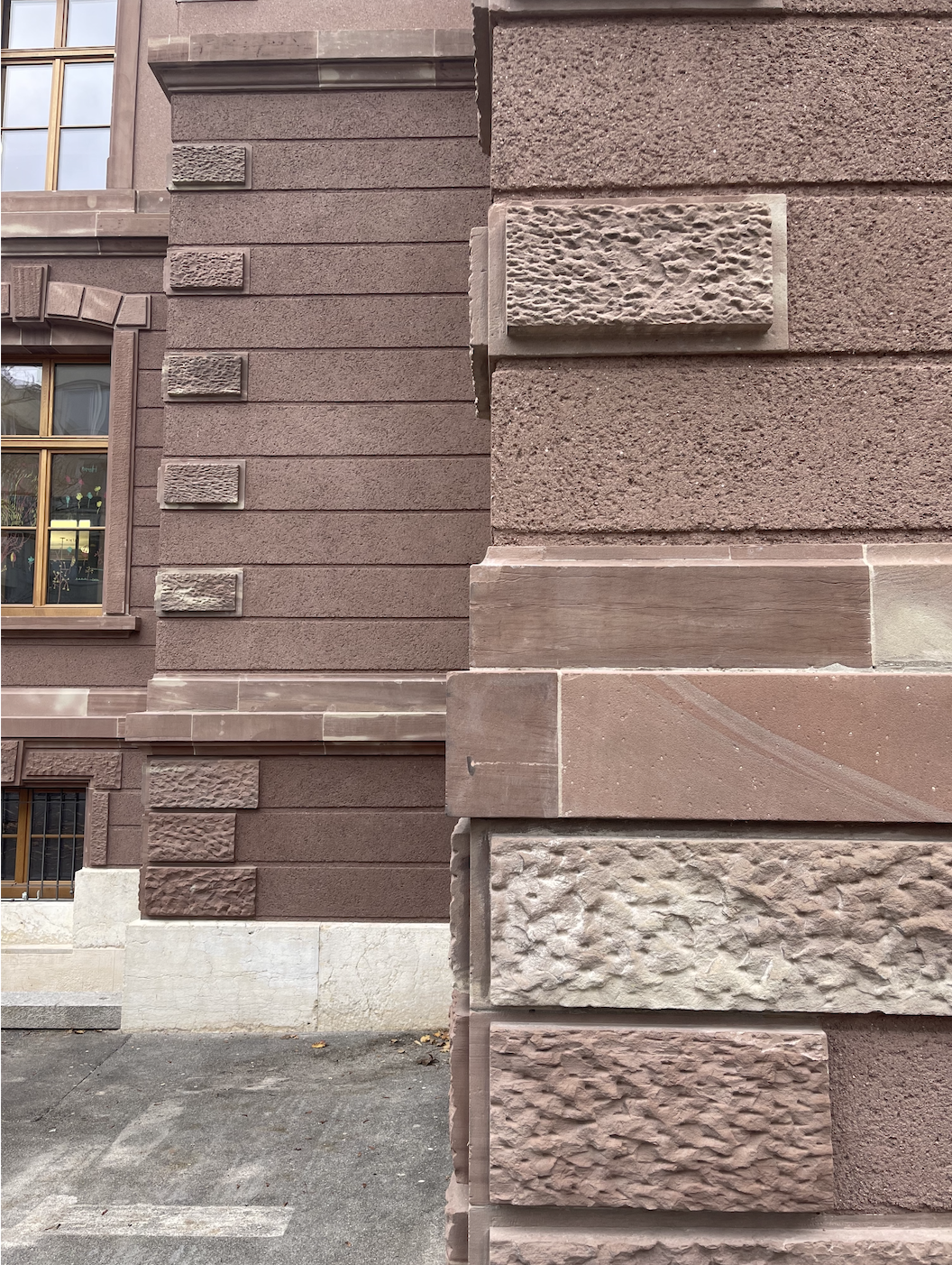 Scuola secondaria Pestalozzi, Basilea © Copyright | Digitale Medienmappe «Prix suisse pour le crépi et la peinture 2026: distinction décernée à la culture architecturale, à la qualité des matériaux et à la collaboration entre les professionnels», SMGV