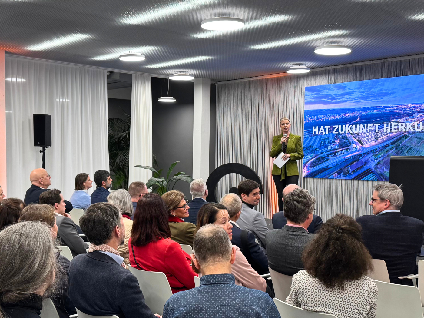 Fotos, Désirée Lehmann eröffnet den Anlass.  © Copyright IEU| Digitale Medienmappe «Hat Zukunft Herkunft? Ein Abend zwischen Geschichte, Unternehmergeist und Zukunftsvision», uptownBasel