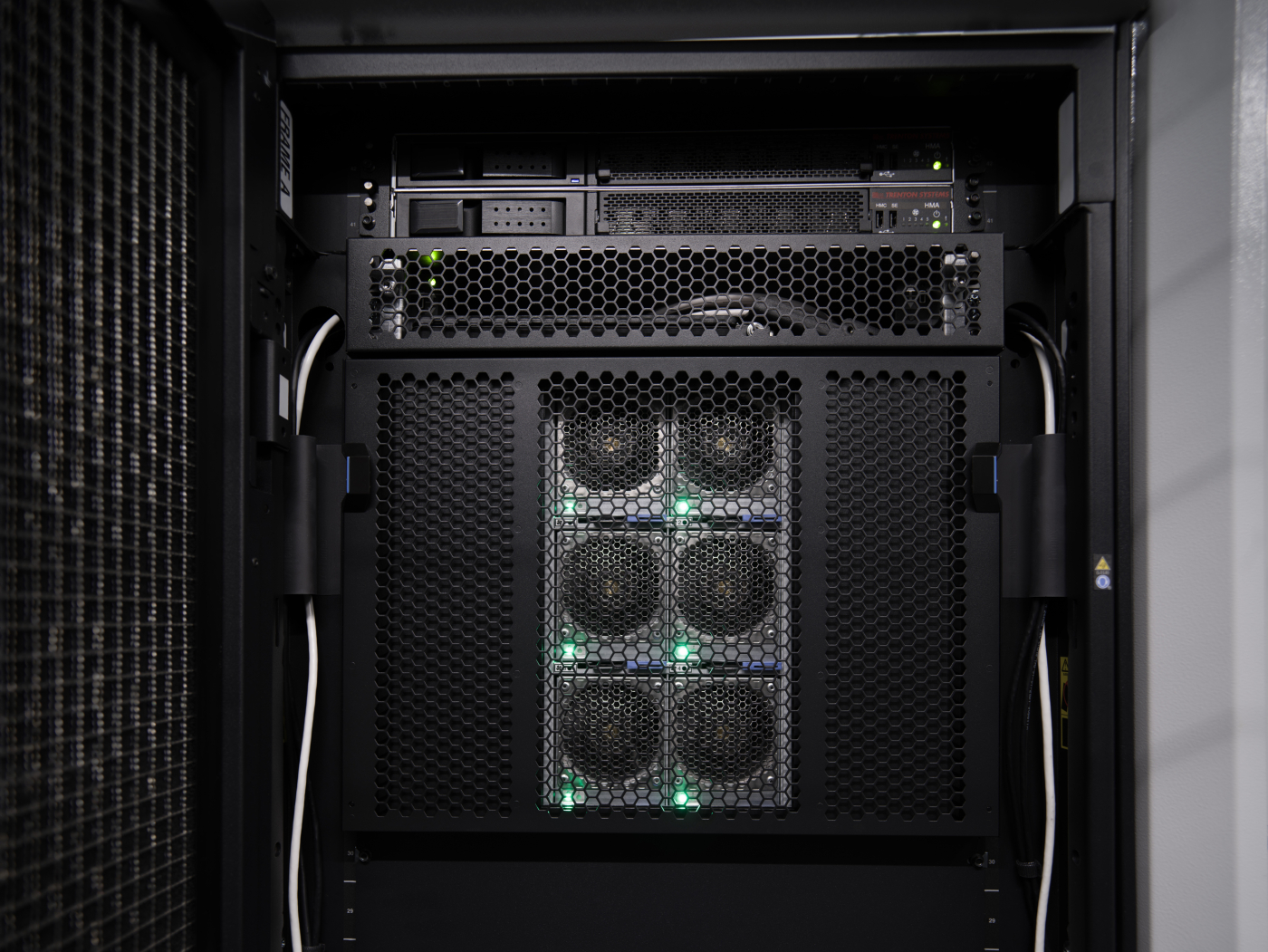 Bilder zu AI-Supercomputer von PHOENIQS, AI-Supercomputer von PHOENIQS in uptownBasel in Arlesheim (BL). © Copyright PHOENIQS| Digitale Medienmappe «Leistungsfähigster kommerzieller AI-Supercomputer der Schweiz in uptownBasel in Betrieb genommen», uptownBasel