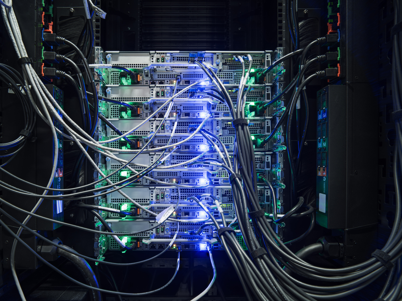 Bilder zu AI-Supercomputer von PHOENIQS, AI-Supercomputer von PHOENIQS in uptownBasel in Arlesheim (BL). © Copyright PHOENIQS| Digitale Medienmappe «Leistungsfähigster kommerzieller AI-Supercomputer der Schweiz in uptownBasel in Betrieb genommen», uptownBasel