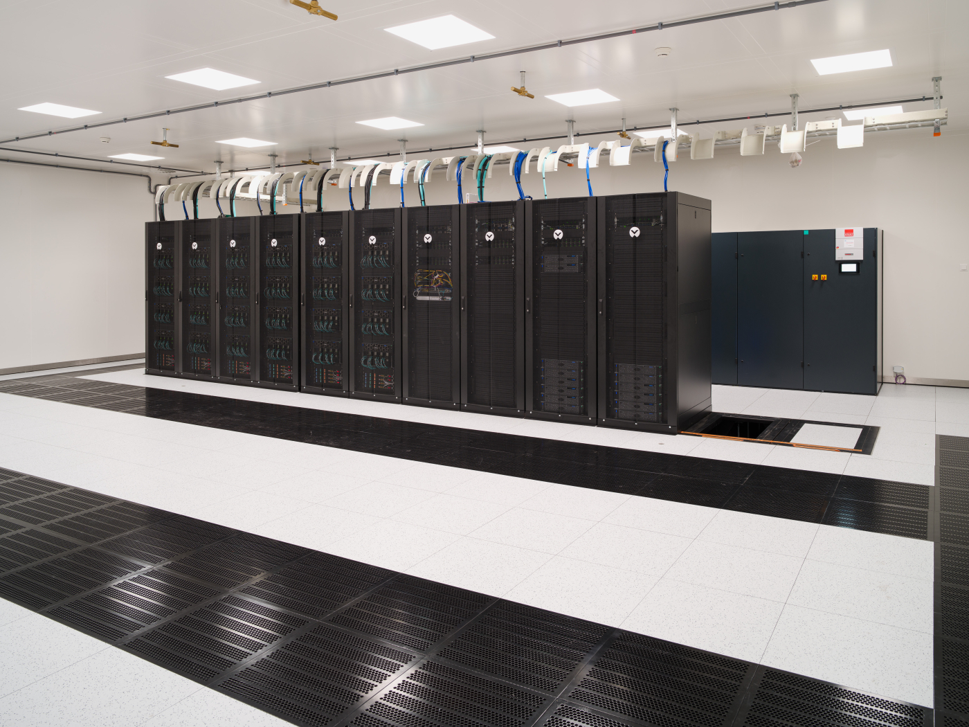 Bilder zu AI-Supercomputer von PHOENIQS, AI-Supercomputer von PHOENIQS in uptownBasel in Arlesheim (BL): Mit
aktuell 192 NVIDIA H100 GPUs zählt die Infrastruktur zu den leistungsfähigsten kommerziell
verfügbaren AI-Systemen der Schweiz. © Copyright PHOENIQS| Digitale Medienmappe «Leistungsfähigster kommerzieller AI-Supercomputer der Schweiz in uptownBasel in Betrieb genommen», uptownBasel