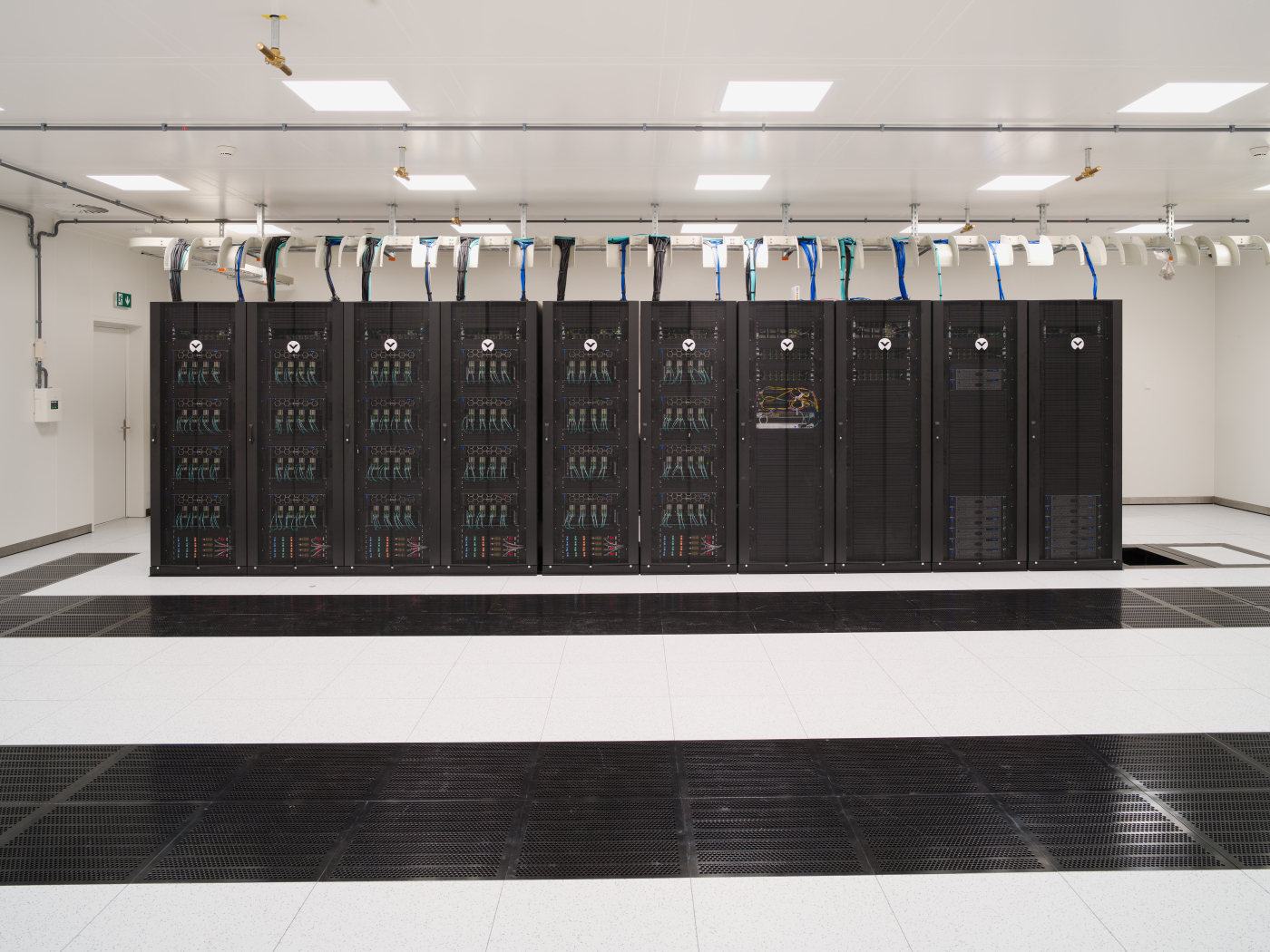 Bilder zu AI-Supercomputer von PHOENIQS, Der AI-Supercomputer von PHOENIQS ist für die Ausführung, das Training und die Orchestrierung
komplexer AI-Modelle, wie Large Language Models, im industriellen Umfeld optimiert. Er kombiniert
High-Performance-Computing mit kompromissloser Datensicherheit. © Copyright PHOENIQS| Digitale Medienmappe «Leistungsfähigster kommerzieller AI-Supercomputer der Schweiz in uptownBasel in Betrieb genommen», uptownBasel