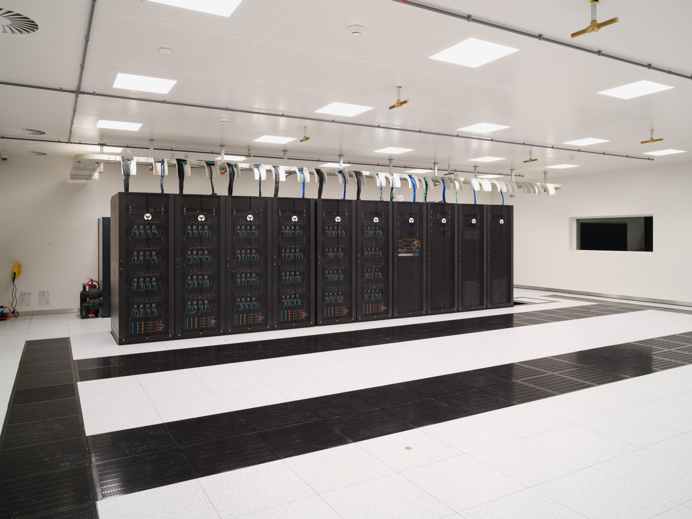 Bilder zu AI-Supercomputer von PHOENIQS, AI-Supercomputer von PHOENIQS in uptownBasel in Arlesheim (BL). Anwendungsbereiche: Pharmaforschung, hochentwickelte Robotik, Optimierung von Produktionsprozessen, Digital Twins
sowie Predictive Maintenance. © Copyright PHOENIQS| Digitale Medienmappe «Leistungsfähigster kommerzieller AI-Supercomputer der Schweiz in uptownBasel in Betrieb genommen», uptownBasel