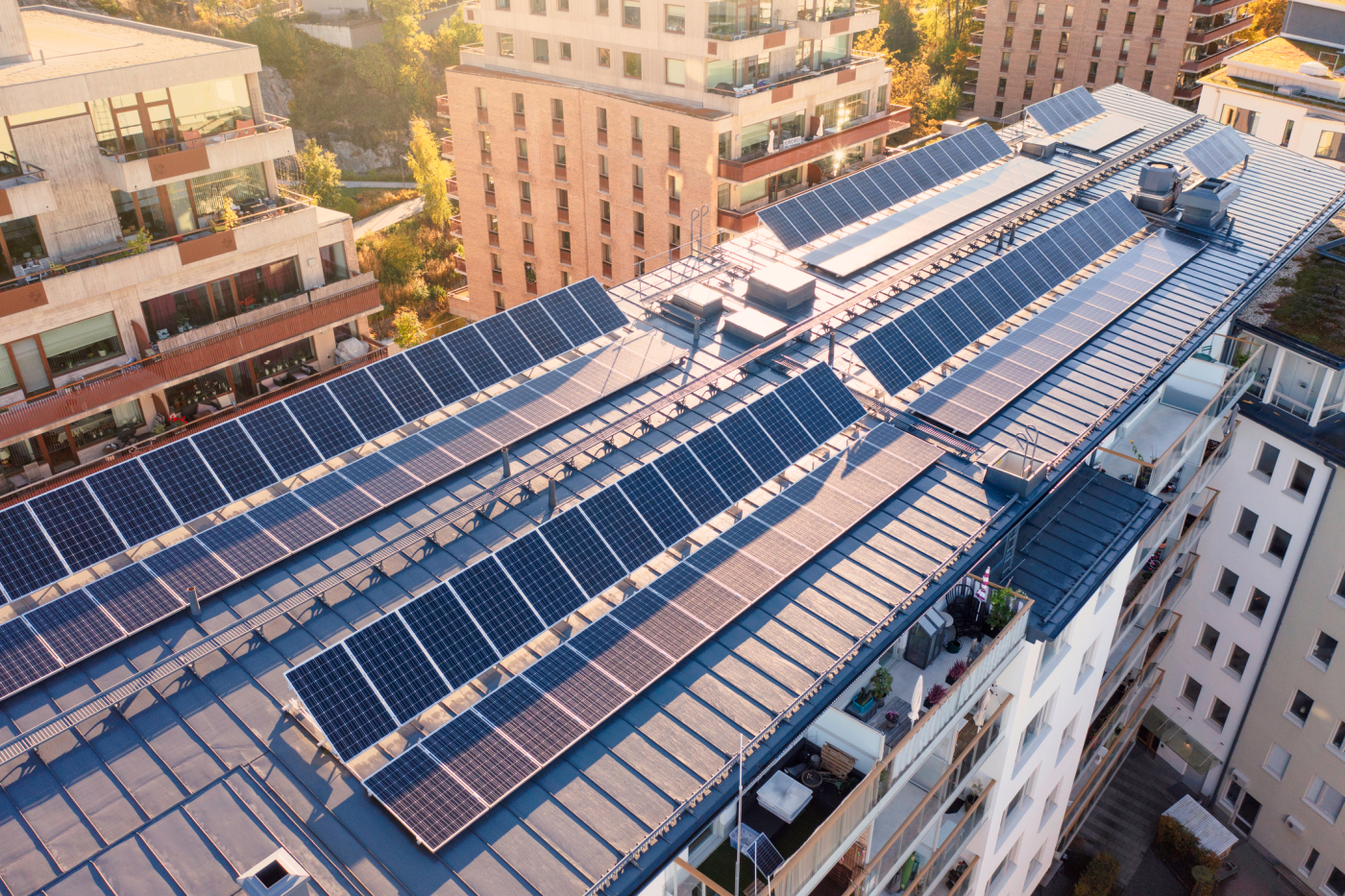 Für Betreiber von Photovoltaik-Anlagen verändert sich die wirtschaftliche Ausgangslage. Intelligente Steuerung hilft, Einspeisung, Speicherung und lokalen Verbrauch besser auf Markt- und Netzsignale abzustimmen. © Copyright | Digitale Medienmappe «Ab Januar 2027 sind negative Einspeisetarife für Solarstrom möglich: Profit-Plus schützt PV-Betreiber kostenlos», sun2wheel AG
