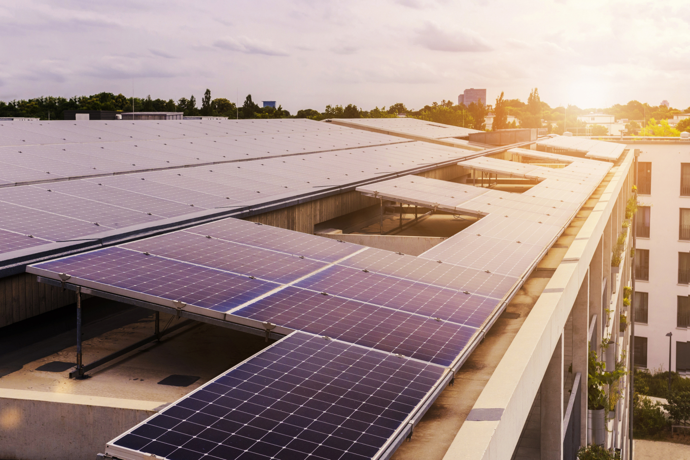 Ab Januar 2027 dürfen Netzbetreiber negative Strompreise an Solarstromproduzenten weitergeben. Besonders bei grösseren Anlagen über 150 kWp wird der richtige Zeitpunkt der Einspeisung damit wirtschaftlich relevanter. © Copyright | Digitale Medienmappe «Ab Januar 2027 sind negative Einspeisetarife für Solarstrom möglich: Profit-Plus schützt PV-Betreiber kostenlos», sun2wheel AG