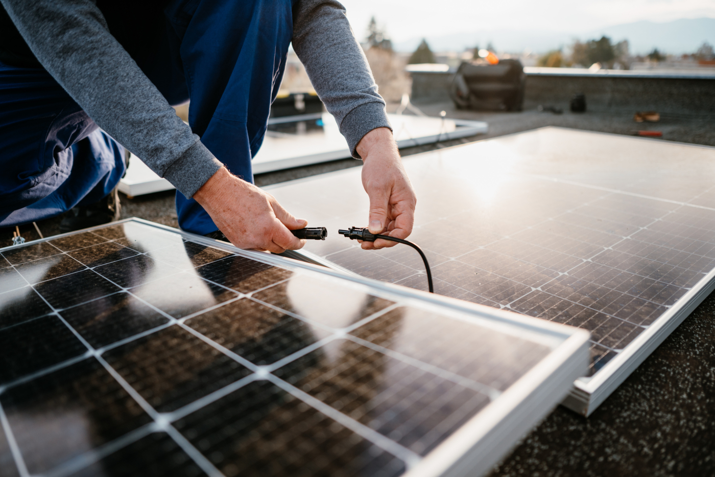 Photovoltaik-Anlagen müssen künftig nicht nur Strom produzieren, sondern flexibler auf Marktpreise, Netzsituationen und Verbrauchsmöglichkeiten reagieren. «Profit-Plus» reduziert die Einspeisung bei negativen Marktpreisen automatisch und zeitlich begrenzt. © Copyright | Digitale Medienmappe «Ab Januar 2027 sind negative Einspeisetarife für Solarstrom möglich: Profit-Plus schützt PV-Betreiber kostenlos», sun2wheel AG