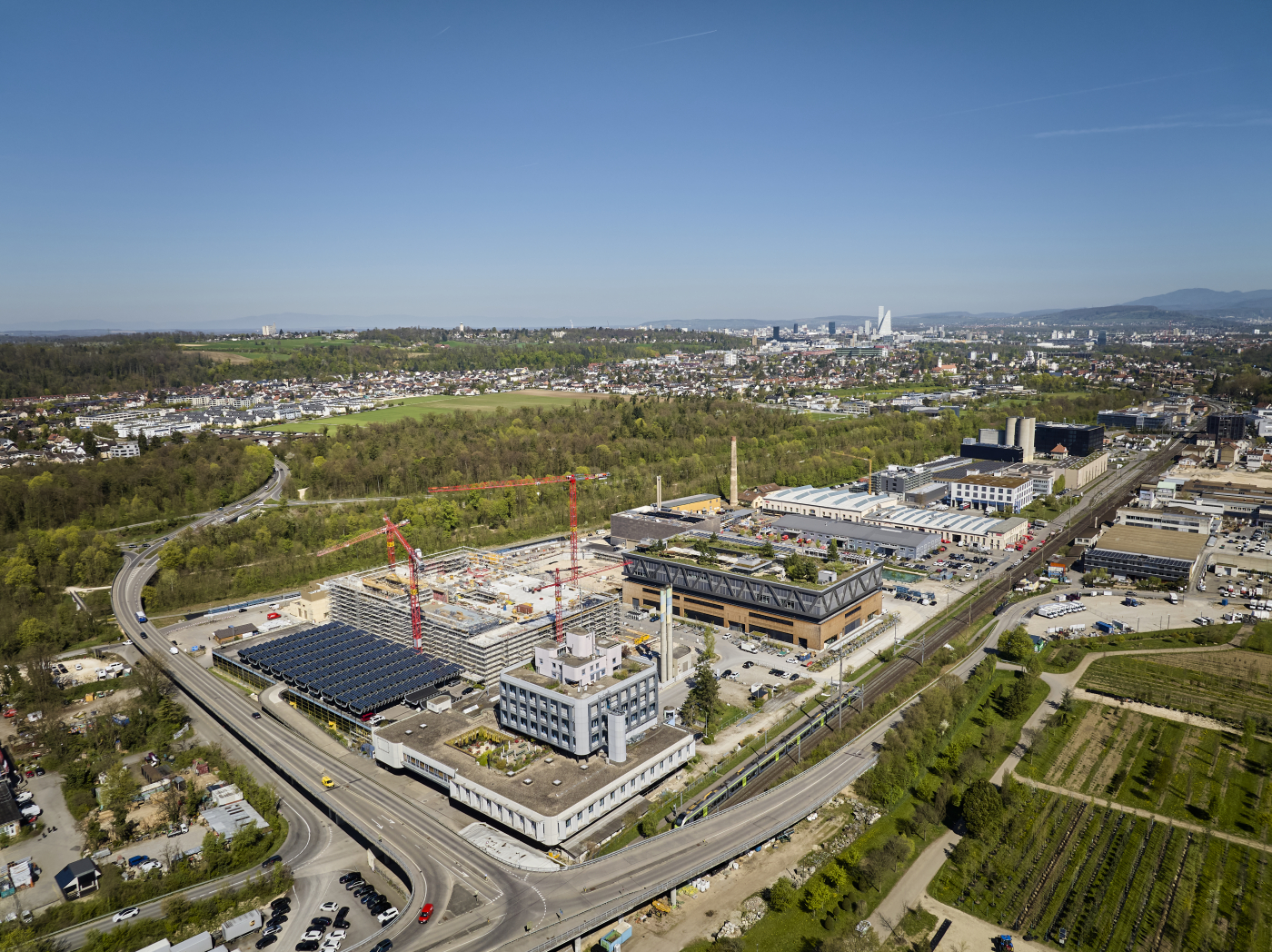 Bilder zum Innovationscampus uptownBasel, Innovationsareal uptownBasel: In Arlesheim, 10 Minuten von Basel, entsteht ein Ökosystem, das es in Europa nur selten gibt: ein
Ort, an dem Quantum Computing, AI, Industrie, Start-ups und Venture Capital gemeinsam die
nächste Industriegeneration gestalten. © Copyright uptownBasel| Digitale Medienmappe «Leistungsfähigster kommerzieller AI-Supercomputer der Schweiz in uptownBasel in Betrieb genommen», uptownBasel