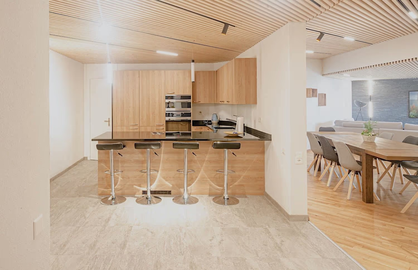 Aktuelle Referenzprojekte, Hoch über Anzère liegt das 110 m² grosse Loft mit lichtdurchflutetem, puristischem Design. Das Chalet wurde mit dingz nicht nur smart, sondern blieb auch stilvoll.  © Copyright iolo AG| Digitale Medienmappe «Patentierte Schweizer Gebäudesteuerung für Neu- und Bestandsbauten», dingz by iolo AG
