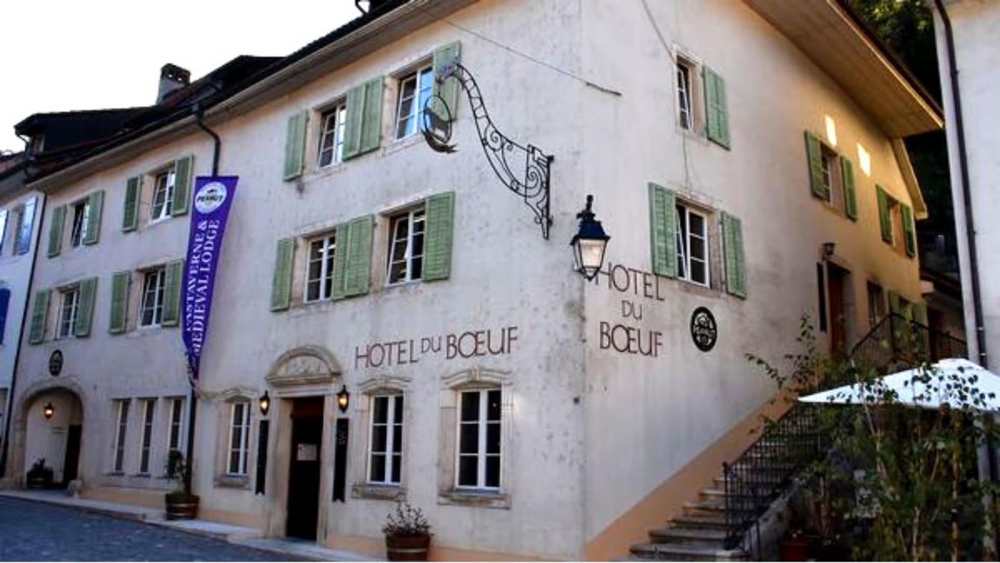 Aktuelle Referenzprojekte, Die Peanut Medieval Lodge in der Stadt Saint-Ursanne verbindet durch die Integration von dingz meisterhaft den Charme der alten Welt mit modernem Komfort. © Copyright iolo AG| Digitale Medienmappe «Patentierte Schweizer Gebäudesteuerung für Neu- und Bestandsbauten», dingz by iolo AG